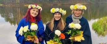 Mārtiņdienas koncertā - solotājas Sanita Sējāne, Lilija Lipora, Edīte Putniņa. Knīpas un Knauķi un skolotāja Jonita Štoma - Zoom.