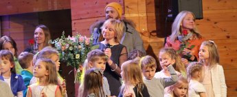 Knīpas un Knauķi un no kreisās: Lilija Lipora, Jānis Ķirsis, Edīte Putniņa, Inga Cipe 