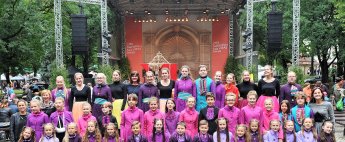Knīpas un Knauķi_koncertmeistare Kristīne Geidmane Vokālās mūzikas konkursa "Balsis" laureātu koncertā Vērmanes dārzā_foto A.Liepiņš