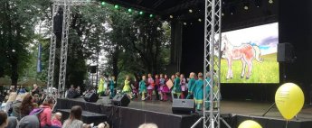 Dziedu vakaros un rītos Rīgas Svētkos Vērmanes dārzā