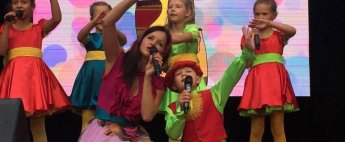 Dziedu vakaros un rītos Rīgas Svētkos Vērmanes dārzā